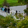 Bad Dürrenberg: Besucher der Landesgartenschau (Laga) blicken von einer Plattform auf die Saale. Die Laga ist für Besucher noch bis zum 13. Oktober geöffnet.