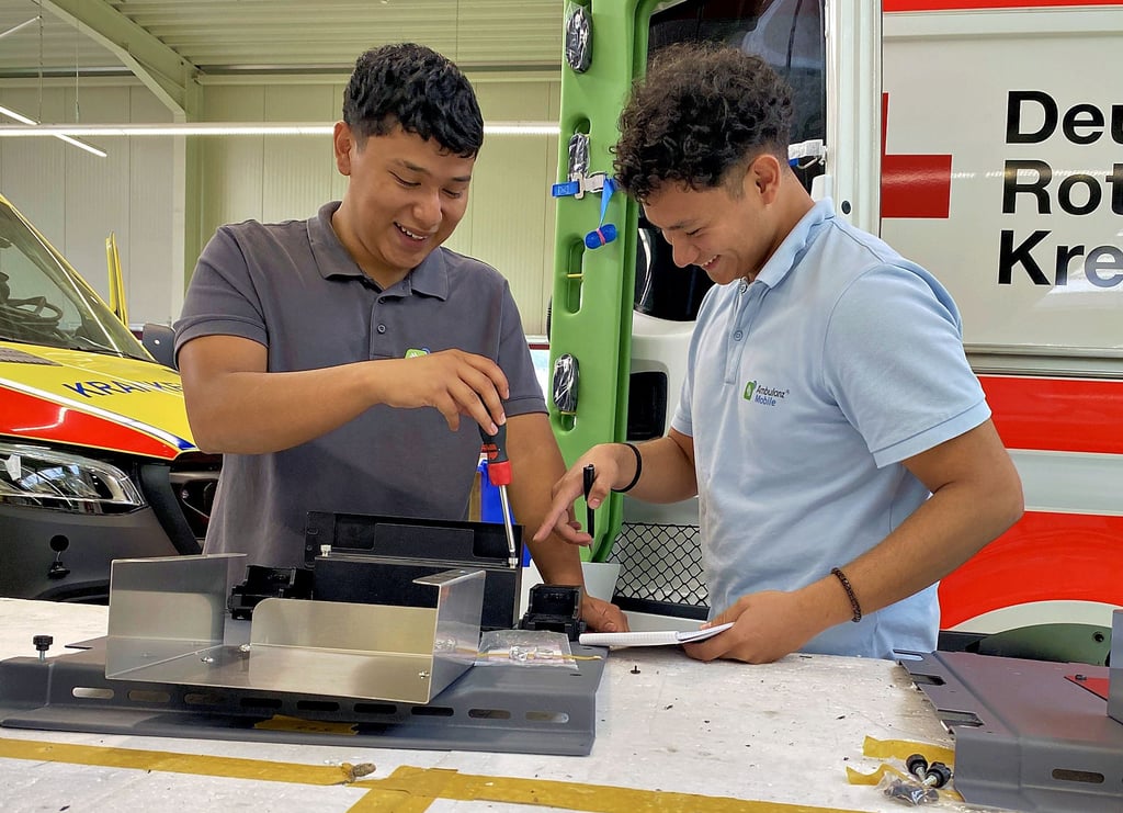 Rafael Gérez und Josue Chanta sind seit dem 1. August bei Ambulanz Mobile in der Ausbildung.