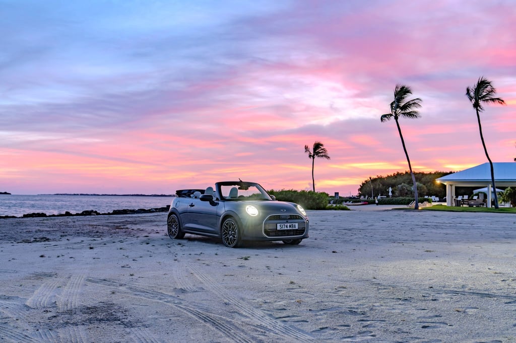 Mini bringt nächstes Frühjahr ein Cabrio ab 31.200 Euro auf den Markt: Mit Stoffverdeck und drei Benzinern bietet es Flexibilität, während eine Elektroversion ebenfalls in Aussicht steht.