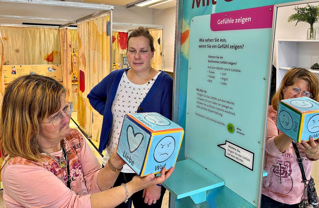 Nicole Schilling, Beschäftigte bei der Lebenshilfe (links), schaut sich zusammen mit Mitarbeiterin Nicole Weber die Ausstellung „Echt mein Recht!“ an.
