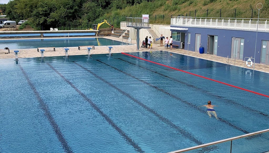 Blick von der Tribüne über die Becken des Klietz-Sportbades.