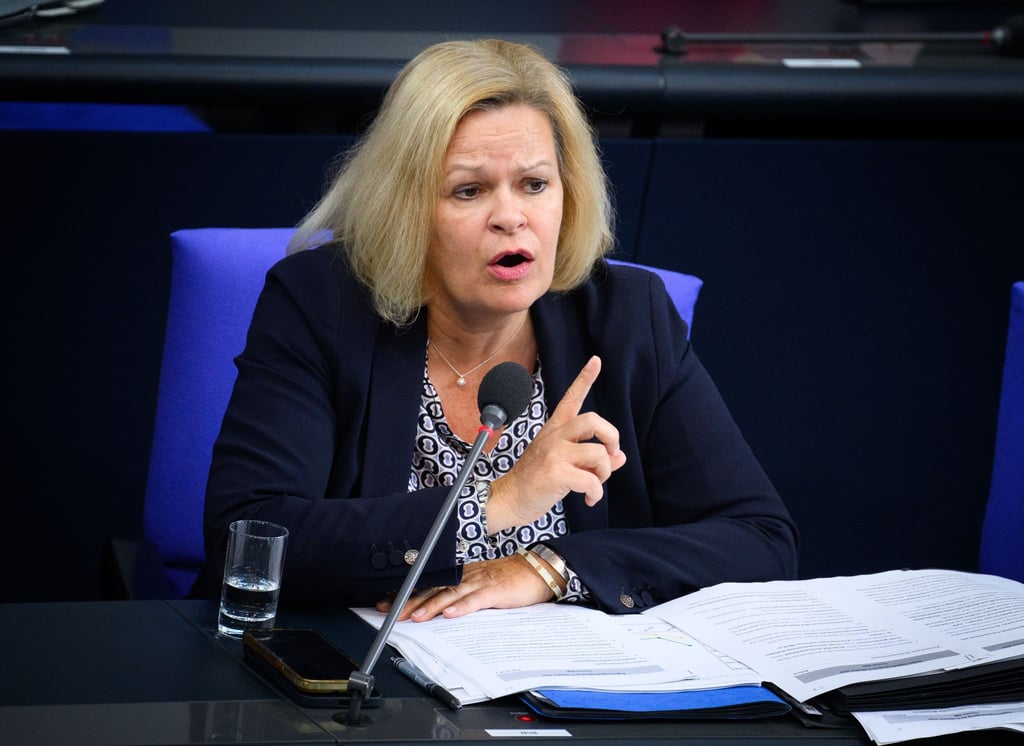 Aufgrund einer Fußverletzung stand Bundesinnenministerin Nancy Faeser (SPD) bei der Befragung durch die Abgeordneten nicht am Rednerpult, sondern nahm auf der Regierungsbank Platz.