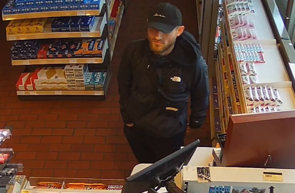 Dieser Mann wird von der Polizei im Saalekreis gesucht.