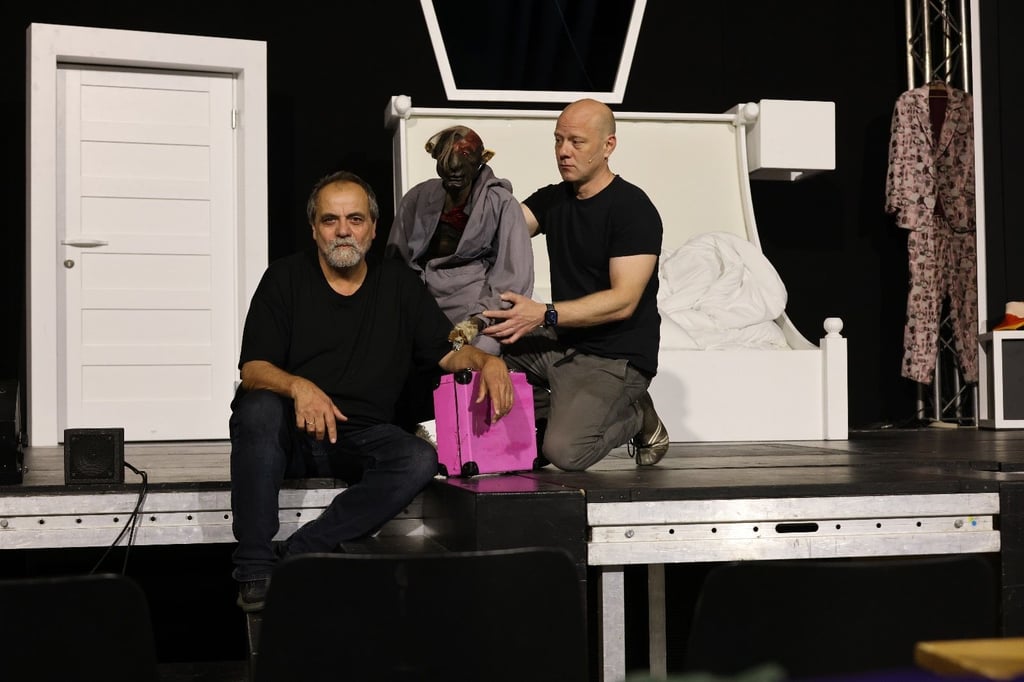 Halles ehemaliger NT-Intendant, Matthias Brenner (l.), und Puppenspieler Sebastian Furtak in einer Probenszene zur „Leichenoper“