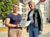 Elternbeiratsvorsitzende Jaqueline Gentzsch (links) und Ivonne Grundmann vor der Burger Diestwegschule. Der Unterrichtsausfall treibt beide um. 