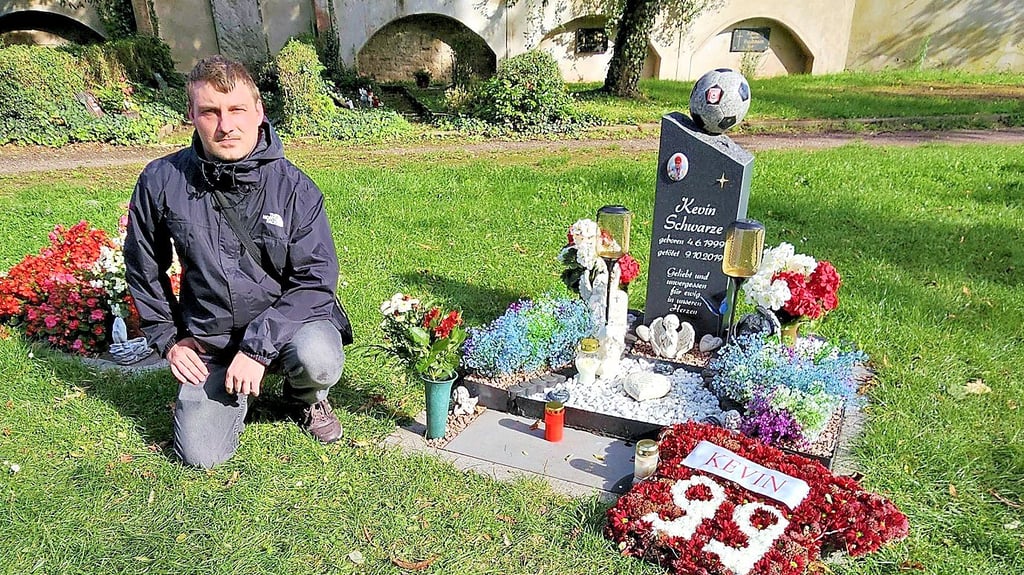 Felix aus Erfurt am Grab von Kevin – der Fußballfan kommt jedes Jahr nach Merseburg.