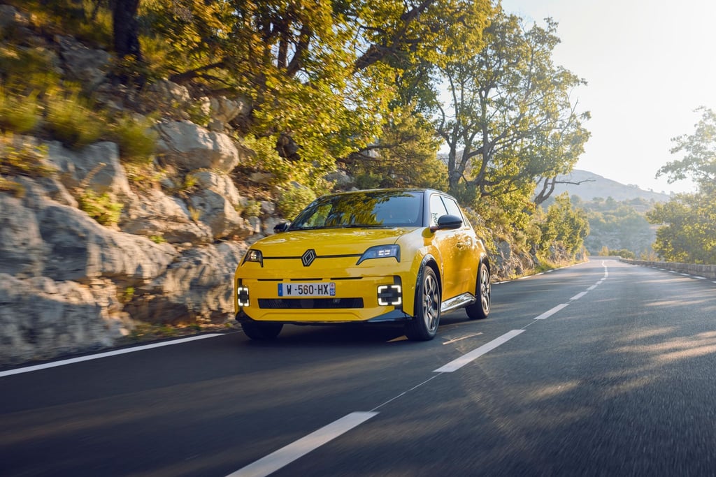 Renault bringt den R5 als erschwingliches Elektroauto zurück: Der ab 27.900 Euro erhältliche Kleinwagen vereint freche Designs mit einem flotten Antrieb und bis zu 410 Kilometern Reichweite.