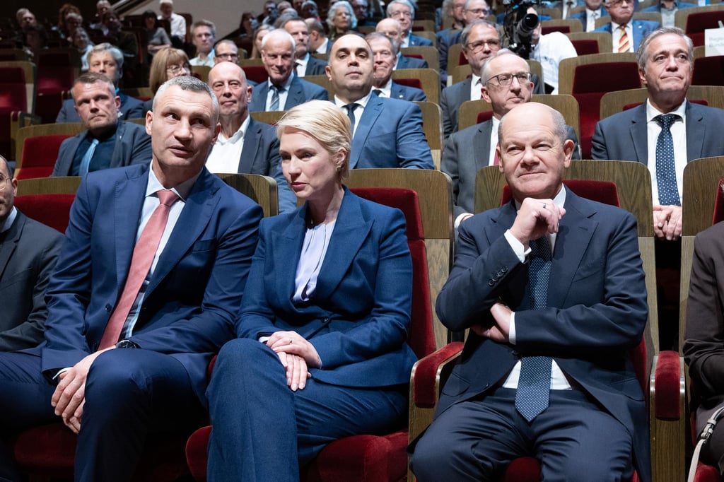 Vitali Klitschko, Bürgermeister von Kiew, Bundesratspräsidentin Manuela Schwesig und Bundeskanzler Scholz sitzen vor Beginn des Festakts im Gewandhaus.