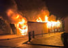 Lichterloh brannte am Dienstagabend eine Doppelgarage samt Auto in einem Haldensleber Eigenheimgebiet.