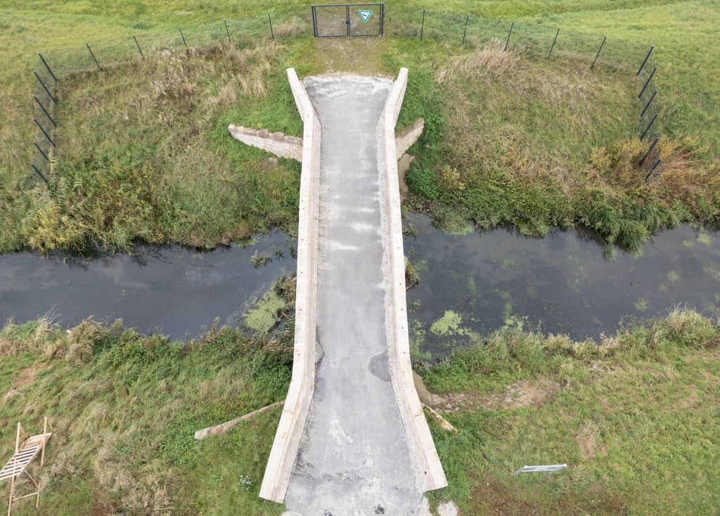 Am einen Ende der sanierten Postbrücke bei Lorsch versperrt ein Zaun den Durchgang.