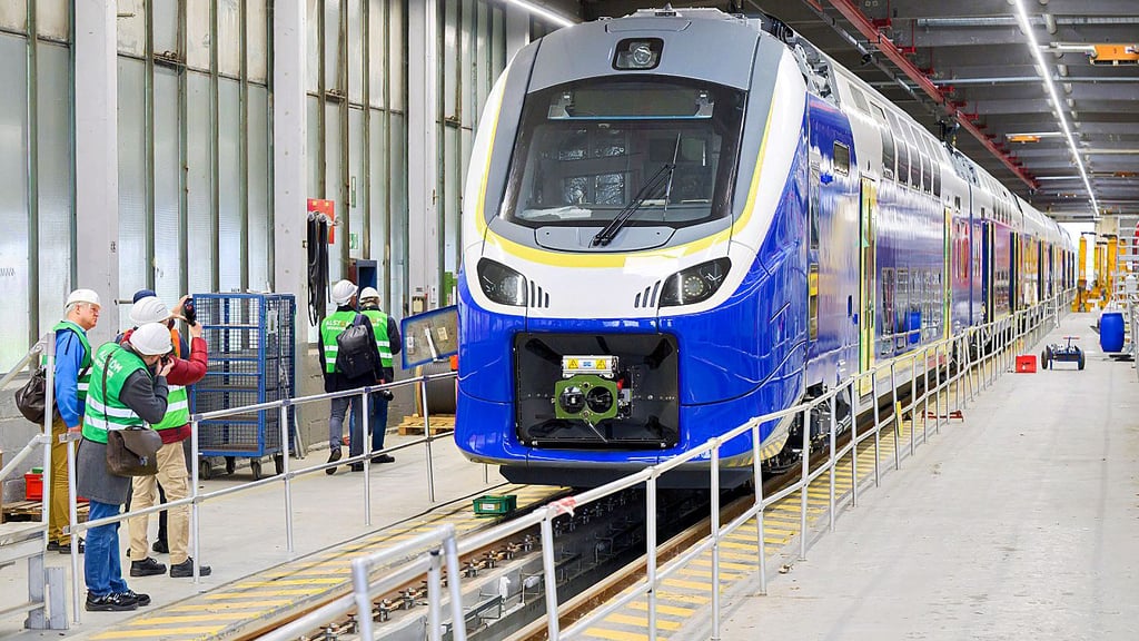 Ein Zug vom Typ Coradia Max steht in einer Produktionshalle des Zugherstellers Alstom in Salzgitter.