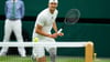 Linienrichter wie hier im Hintergrund von Alexander Zverev wird es in Wimbledon künftig nicht mehr geben.