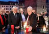 Bundfespräsident Frank-Walter Steinmeier (Zweiter von links) und der Präsident des Zentralrats der Juden, Josef Schuster, zündeten auf dem Markt Kerzen zur Erinnerung an die Terroropfer an.