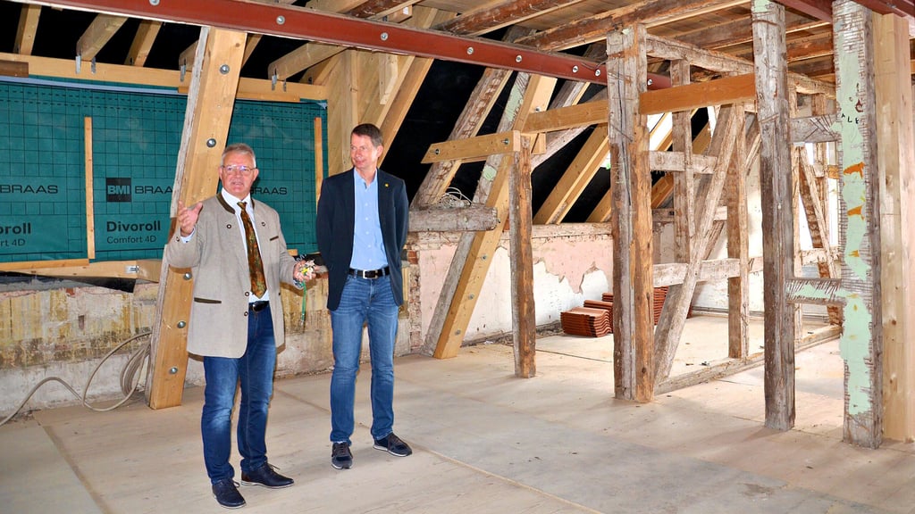 Ulrich Weimeister (l.), Leiter des Europa-Jugendbauernhofs in Deetz, erläuterte Stefan Ebert, Geschäftsführer von Lotto Sachsen-Anhalt, den Umbau des früheren Deetzer Pfarrhauses.