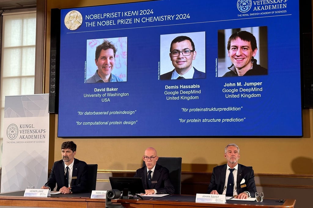 Der Nobelpreis für Chemie geht in diesem Jahr zu einer Hälfte an David Baker (USA), zum anderen Teil zusammen an Demis Hassabis und John Jumper, die beide in Großbritannien arbeiten.