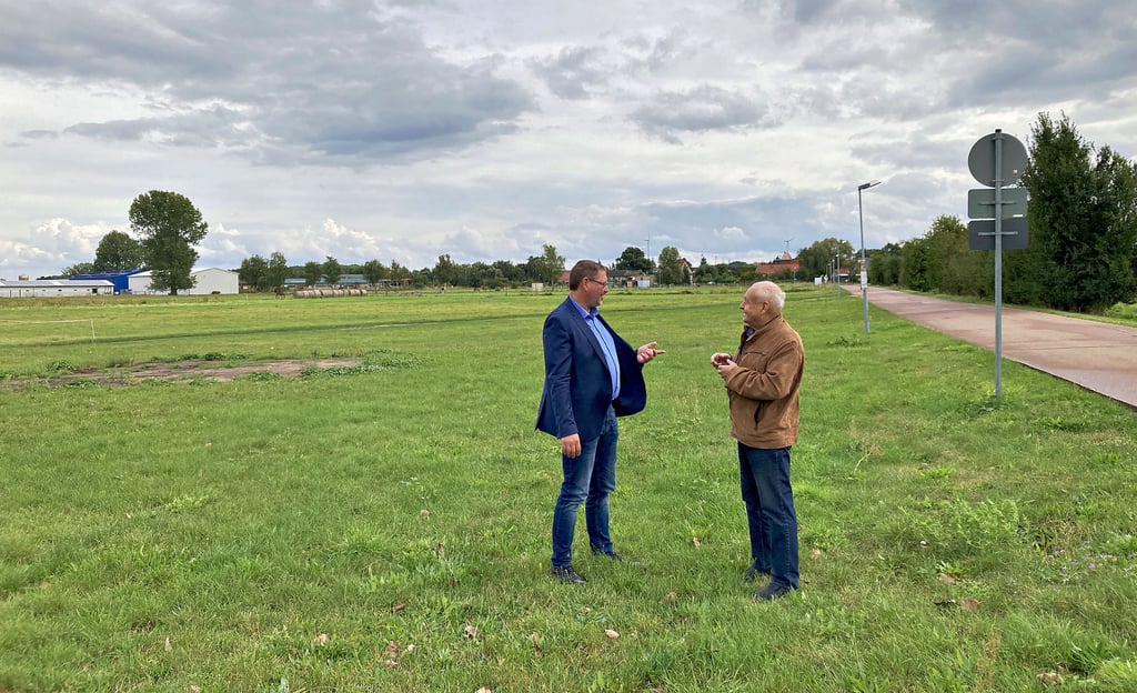 300 Meter von Reppichau entfernt soll der Funkmast errichtet werden. Der Sportplatz befindet sich unmittelbar daneben. Bürgermeister Torsten Lorenz (li.) und Ortsbürgermeister Erich Reichert halten den Standort für ungeeignet.