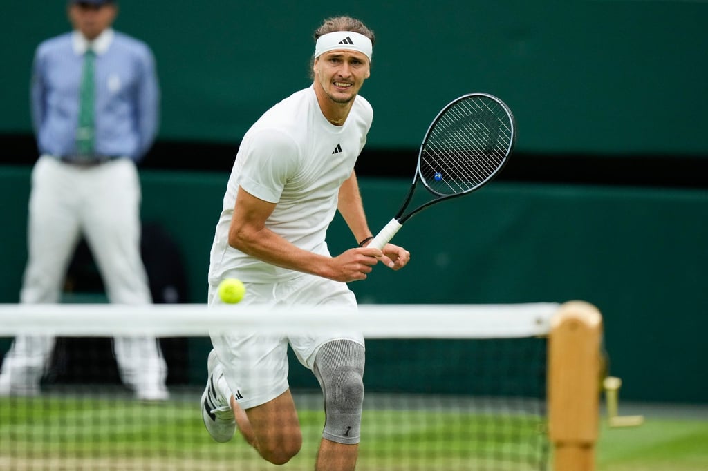 Linienrichter wie hier im Hintergrund von Alexander Zverev wird es in Wimbledon künftig nicht mehr geben.
