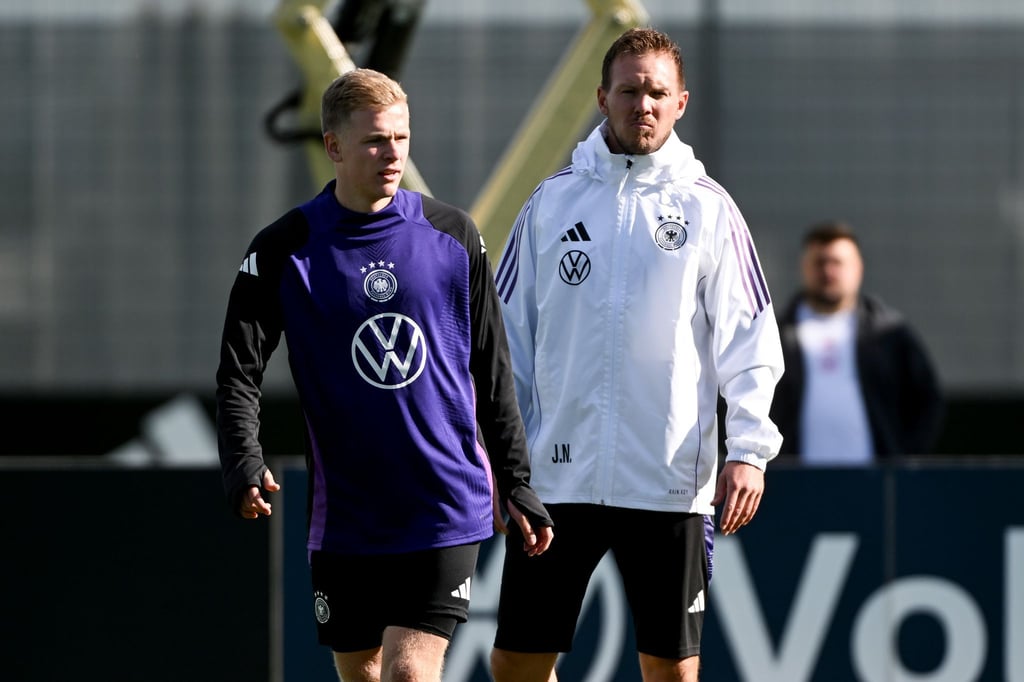 Bundestrainer Julian Nagelsmann (r) schaut bei Sturm-Kandiat Jonathan Burkardt genau hin.