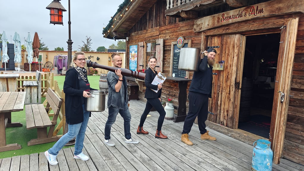 Das Goitzsche-Seensucht-Team zieht für die Zeit der Umbauarbeiten in die benachbarte Almhütte.