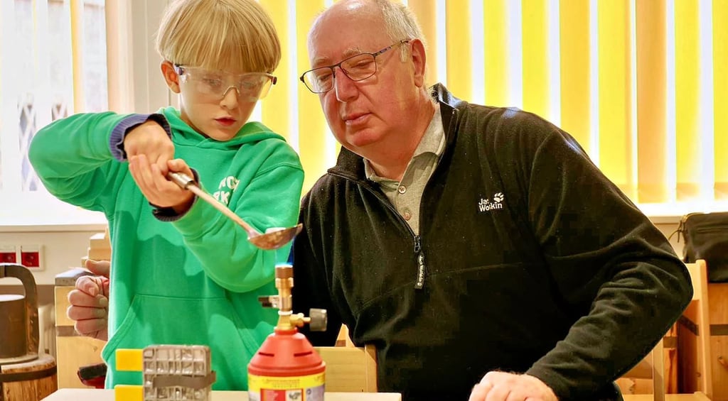 Gleich ist der Zinn geschmolzen: Enkel Willy und Opa Lutz Timpernagel sind beim Ferienprogramm des Landesmuseums konzentriert bei der Sache. Sie gießen gemeinsam einen Ritter.