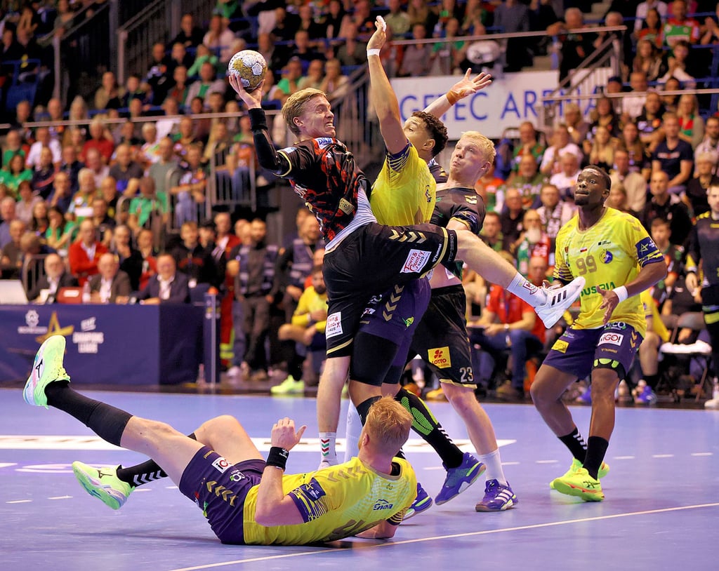 Gisli Kristjansson (am Ball) und der SCM versuchten alles, doch der Ausgleich wollte nicht gelingen. Die Grün-Roten unterlagen KS Kielce in eigener Halle mit 26:27.