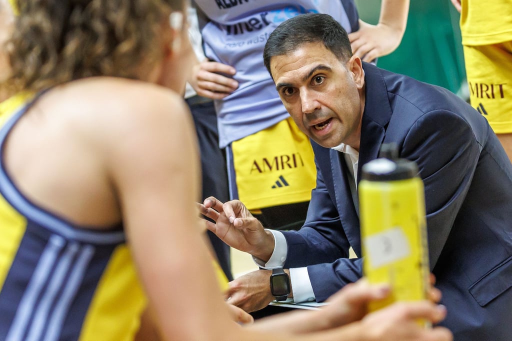 Trainer Cristo Cabrera musste mit Alba die erste Niederlage hinnehmen.