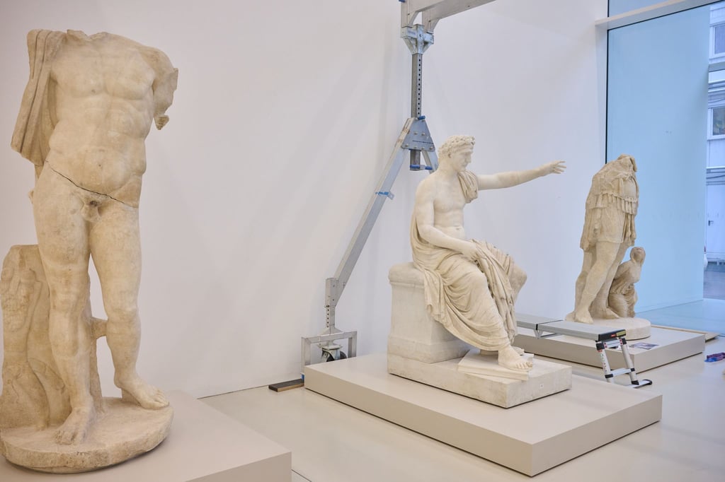 Drei Statuen aus dem geschlossenen Pergamonmuseum stehen nun im Archäologischen Zentrum in Berlin.