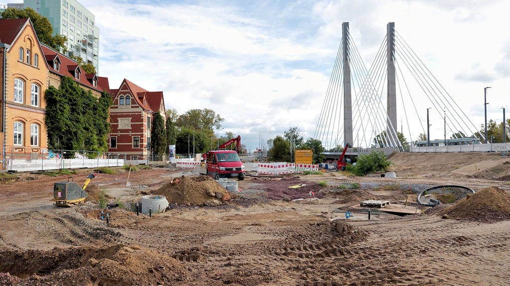 Blick auf die Großbaustelle neben der Kaiser-Otto-Brücke in Magdeburg.