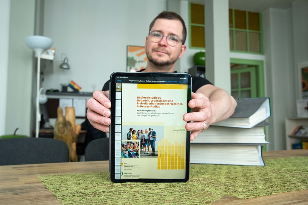 Bastian George mit der Regionalstudie über das Lebensgefühl Dessauer Jugendlicher
