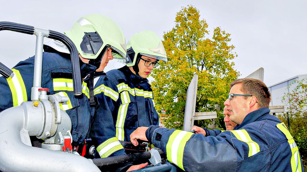 Die Jugendlichen Tim Neuling (l.) und Marlo Werner (m.) aus Borne durften zum ersten Mal auf die 32 Meter hohe Drehleiter. Der stellvertretende Egelner Ortswehrleiter Patrick Drebenstedt und Steve Kühne von der Ortswehr Egeln werteten die Übung aus.