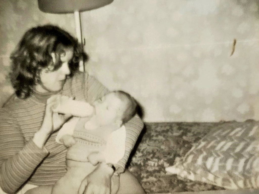 Lore Bentz als junge Mutter mit ihrem anderen Baby.