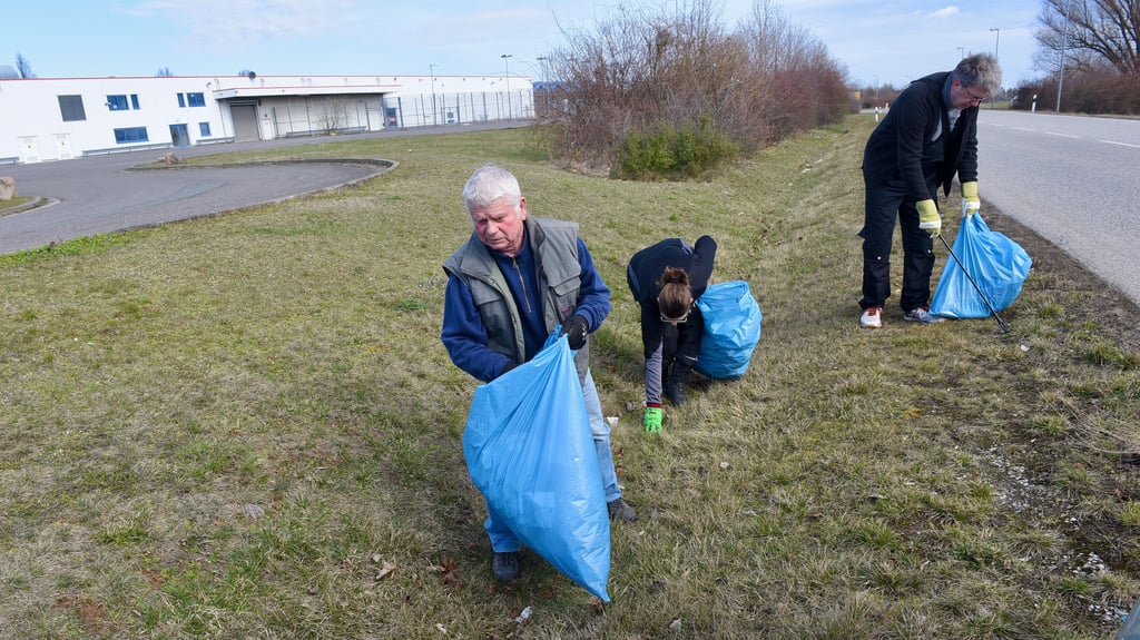 Bereits im Frühjahr packte Hettstedts Bürgermeister Dirk Fuhlert (parteilos, re. im Bild) gemeinsam mit einigen Stadträten beim Frühjahrsputz in der Kupferstadt mit an.