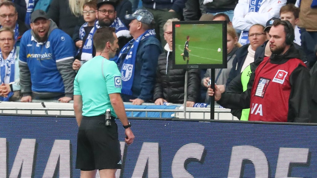 Videobeweis beim 1. FC Magdeburg. In Italien wird nun die Alternative des "Video Support" für Schiedsrichter getestet.