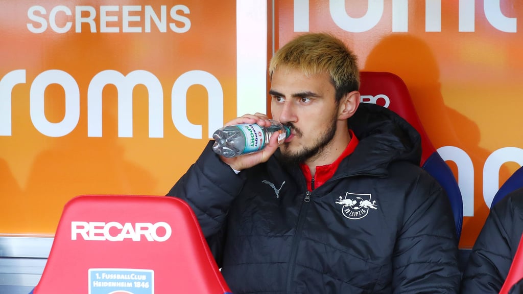 Sitzt bei RB Leipzig viel auf der Bank: Eljif Elmas (l.).