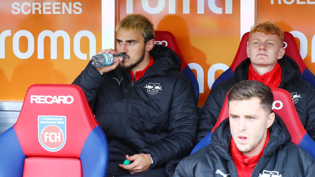 Sitzt bei RB Leipzig viel auf der Bank: Eljif Elmas (l.).