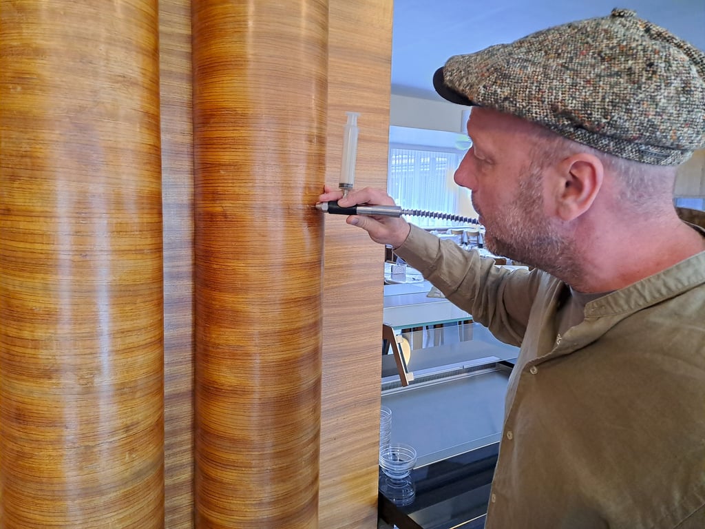 Restaurator Matthias Zimmer-Belter erneuert die Stützpfeiler im Speisesaal des Mutterhauses in Elbingerode.