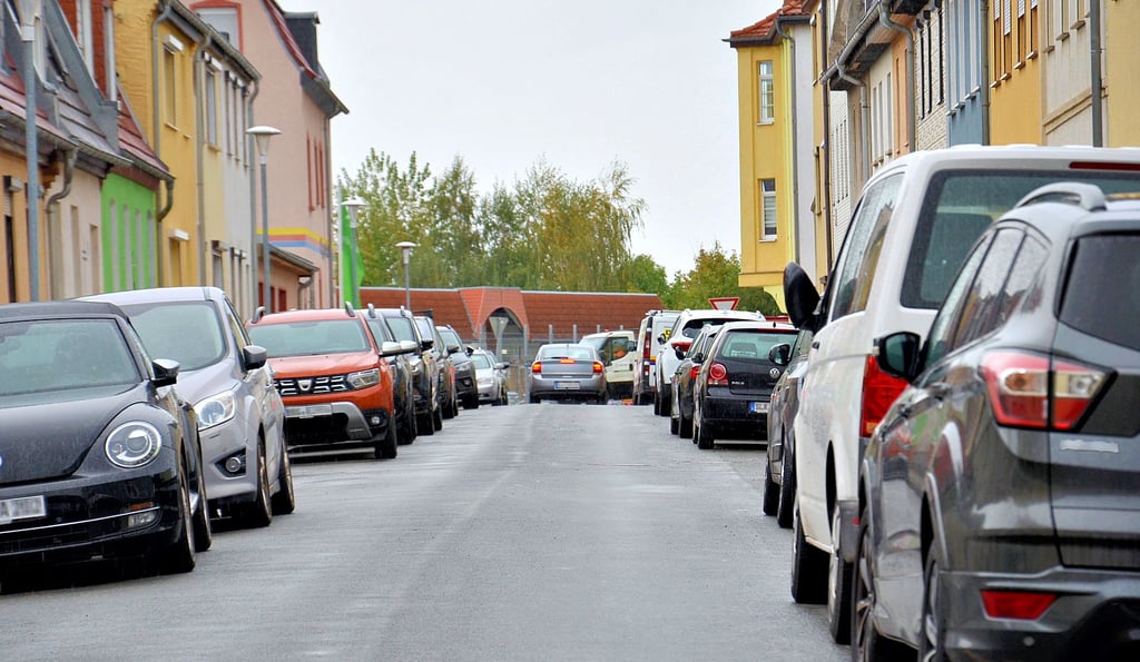 Sehr eng geht's in der Wilhelmstraße in Güsten zu. Für Einsatzfahrzeuge der Feuerwehr wären selbst die eingeklappten Seitenspiegel eine zusätzliche Herausforderung, hier ohne Schaden durchzukommen.