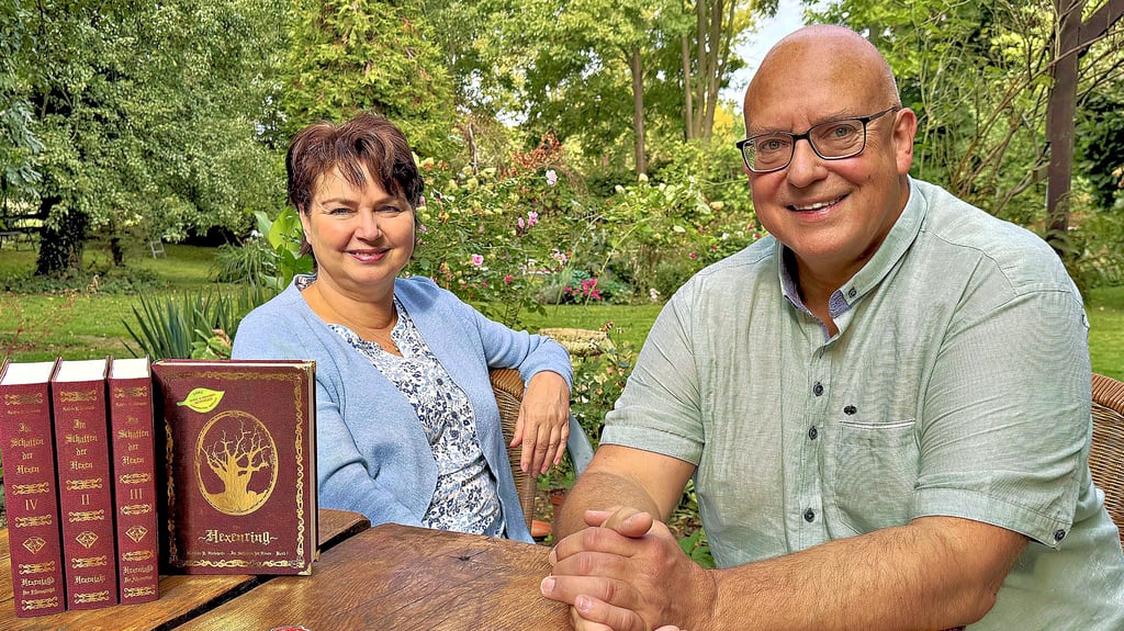 Die Harzer Autorin Kathrin Hotowetz (li.) – hier mit Verleger Axel Steinbach – hat einen neuen Hexen-Krimi herausgebracht, der zu Teilen auch in Orten in Mansfeld-Südharz spielt.