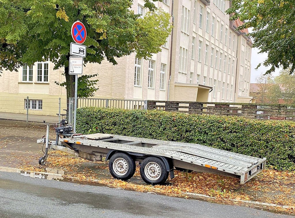 Ein Anhänger ohne Zugfahrzeug an der Welsleber Straße blockiert mehrere Stellplätze.