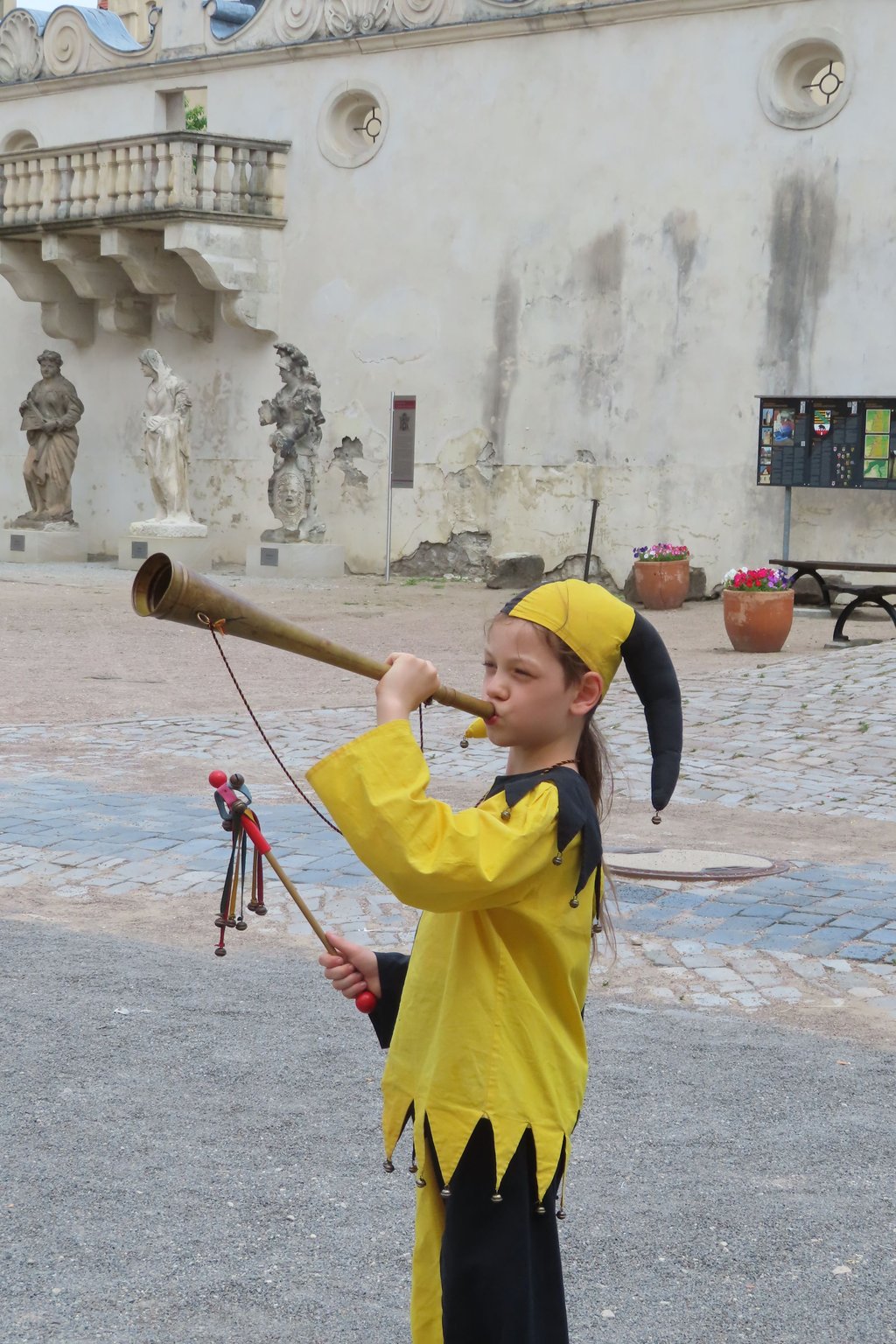 Auf dem Foto ist der amtierende Kinder-Eulenspiegel Finley zu sehen.