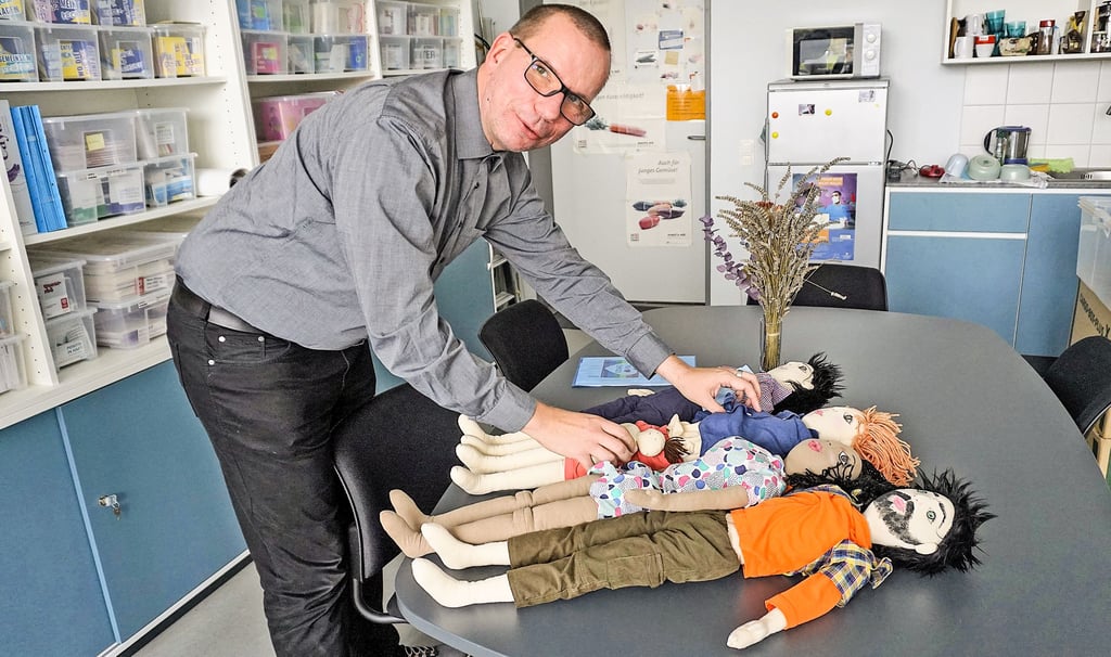 Heinz-Jürgen Voss mit Puppen, die zum Beispiel bei der Sexualerziehung für Menschen mit Behinderung eingesetzt werden können. 