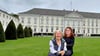 Ein Geschenk von Patenkind Marie: Eine Fotomontage mit Gisela Ewe vor dem Schloss Bellevue.