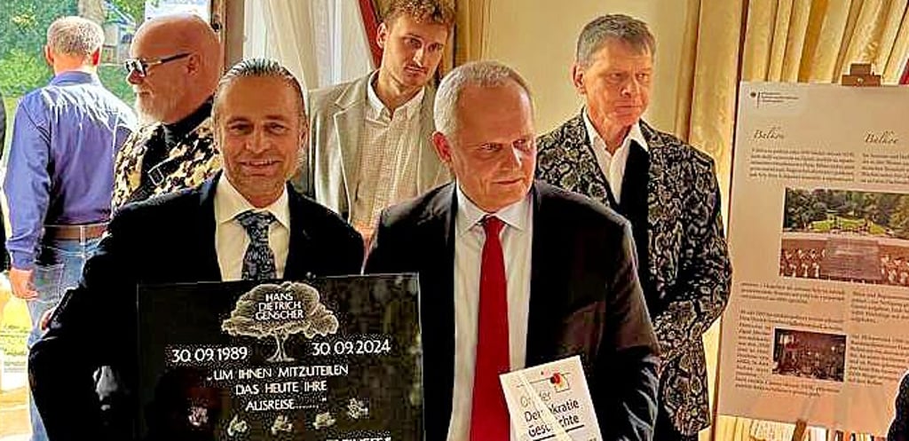 Die Gedenktafel mit Genschers berühmtem Halbsatz hat Marcus Bursian an den deutschen Botschafter in Prag überreicht. In der Botschaft wird sie künftig einen Platz haben.