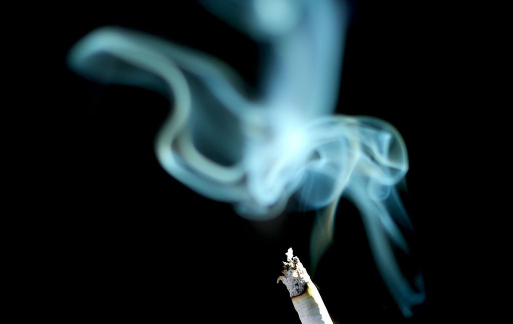 Auch wenn Passivrauchen gefährlich ist: Ein Gericht kann einem Elternteil in der Regel nicht verbieten, in Gegenwart der Kinder zu rauchen, solange keine konkrete Kindeswohlgefährdung vorliegt.