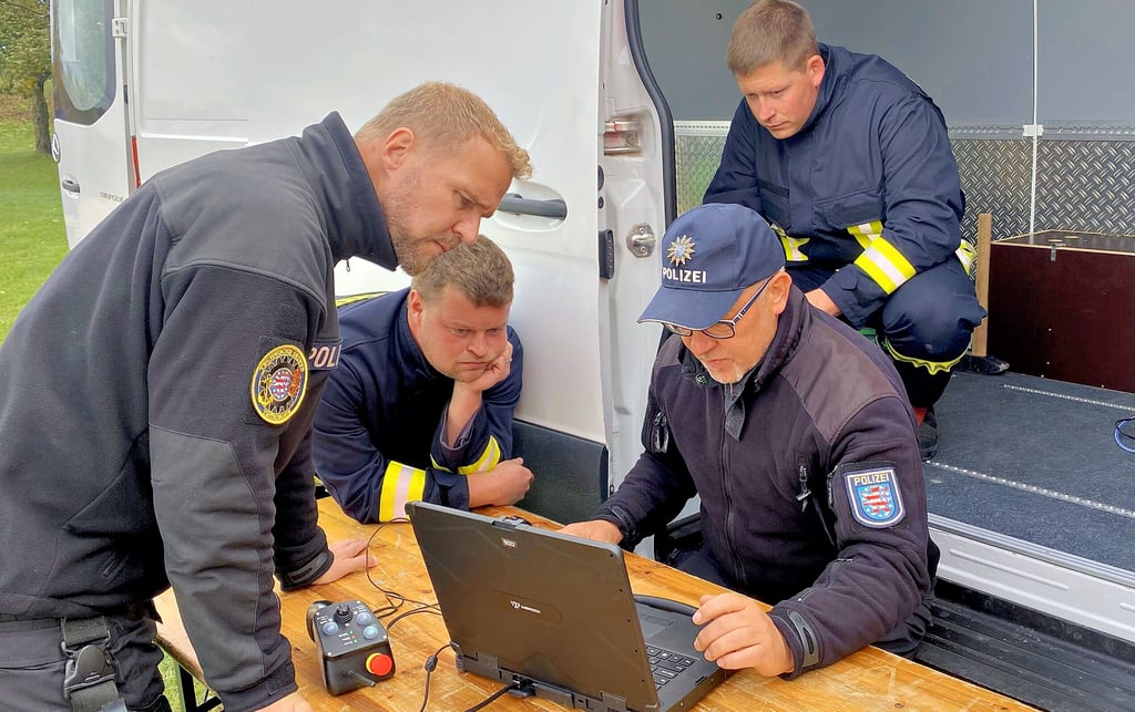 Der Thüringer Spezialist Holm Leifer steuert vom Computer aus das Spezialgerät im Dixfördaer Badesee und verfolgt gemeinsam mit einem Kollegen sowie Fritz Richter und Sascha Riedel von der Jessener Feuerwehr die Anzeige auf dem Display.