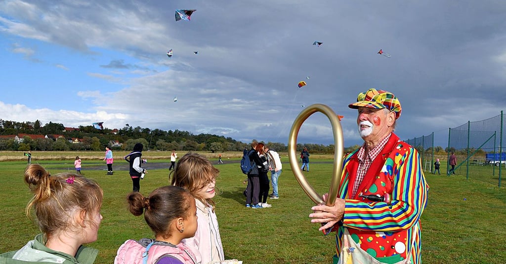 Clown Tommy ist beim Drachenfest in Havelberg wieder mit von der Partie. Er modelliert Luftballons und zaubert auf der Bühne.