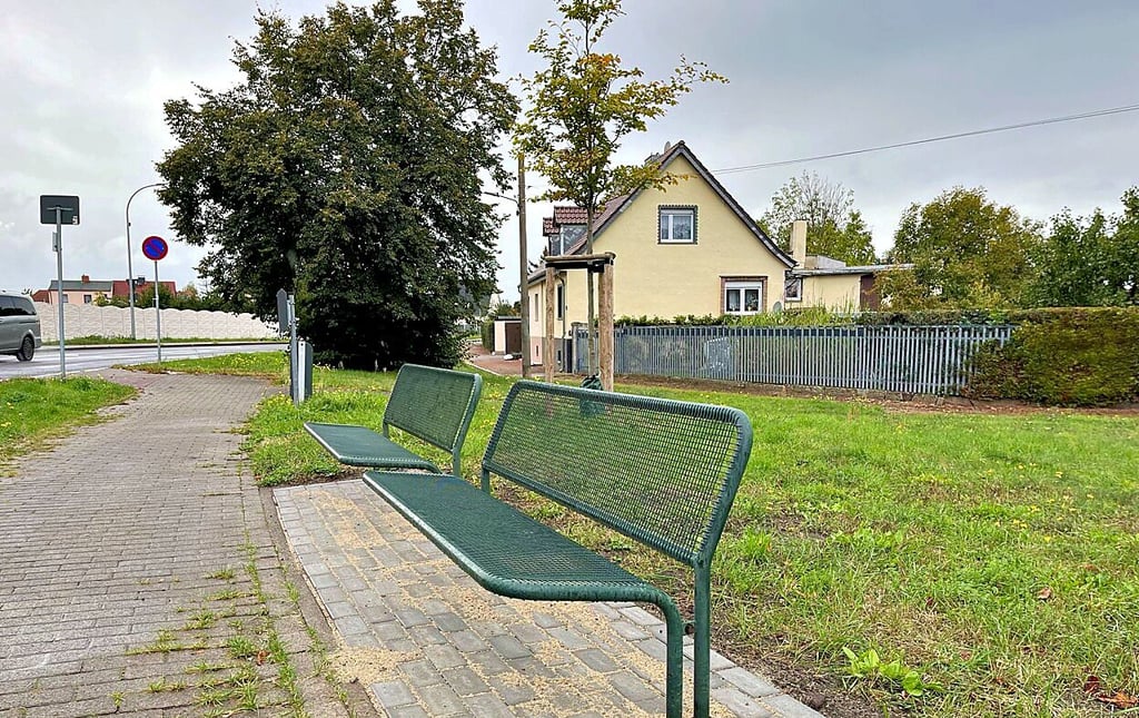 Eine zusätzliche Bank im Kochstedter Ortskern lädt zum Verweilen ein.