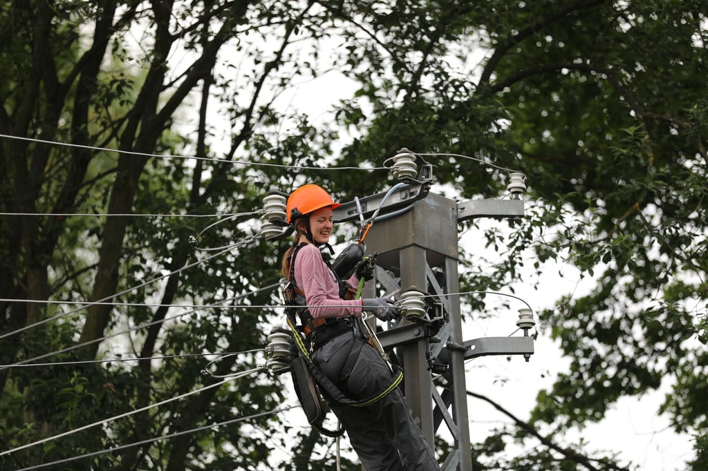 Bei der Ausbildung zum Industrieelektriker oder Elektroniker für Betriebstechnik gehört bei Envia-M auch die Arbeit am Strommast.