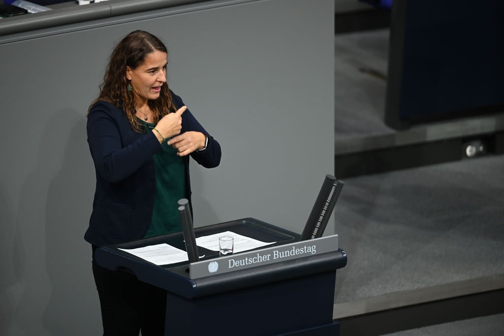 Heike Heubach (SPD) gebärdet eine Rede zur Wohnungspolitik