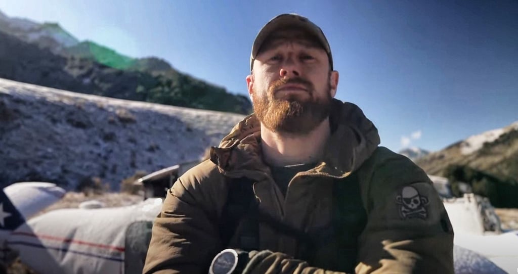 Der in Magdeburg lebende „7 vs. Wild“-Erfinder Fritz Meinecke (hinten) fungiert in der vierten Staffel der Erfolgsserie als  eine Art Spielführer. Foto: Calivision Network